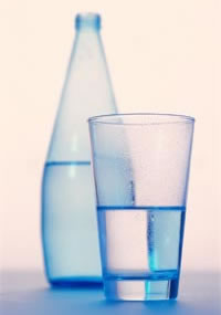 Bottiglia e bicchiere con acqua